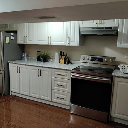 Spacious Mbr Near Kennedy Subway & Go Торонто Экстерьер фото