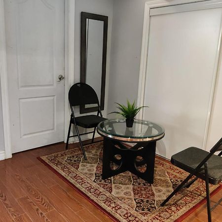 Spacious Mbr Near Kennedy Subway & Go Торонто Экстерьер фото
