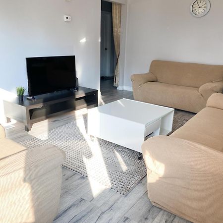 Spacious Mbr Near Kennedy Subway & Go Торонто Экстерьер фото
