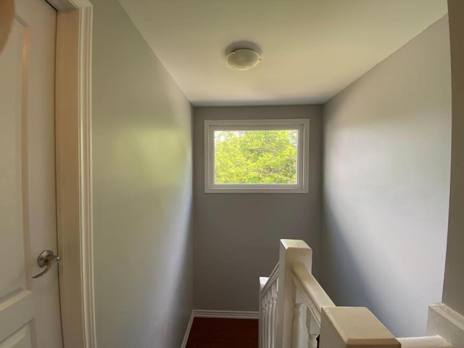 Spacious Mbr Near Kennedy Subway & Go Торонто Экстерьер фото