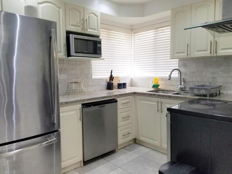 Spacious Mbr Near Kennedy Subway & Go Торонто Экстерьер фото