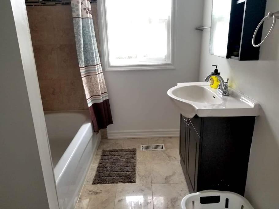 Spacious Mbr Near Kennedy Subway & Go Торонто Экстерьер фото
