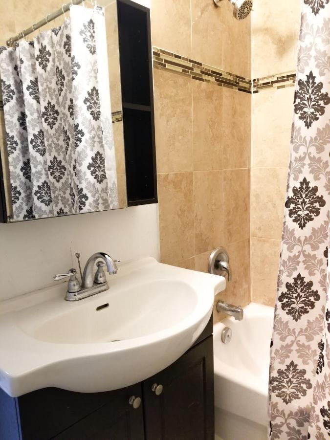 Spacious Mbr Near Kennedy Subway & Go Торонто Экстерьер фото