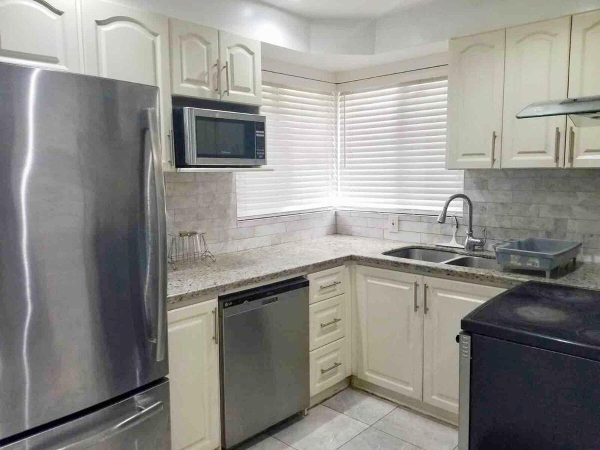 Spacious Mbr Near Kennedy Subway & Go Торонто Экстерьер фото