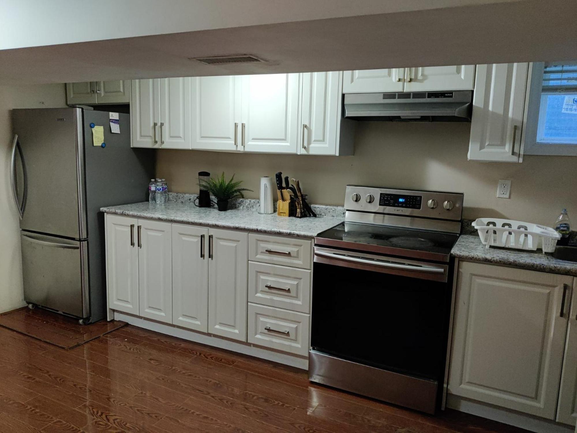 Spacious Mbr Near Kennedy Subway & Go Торонто Экстерьер фото