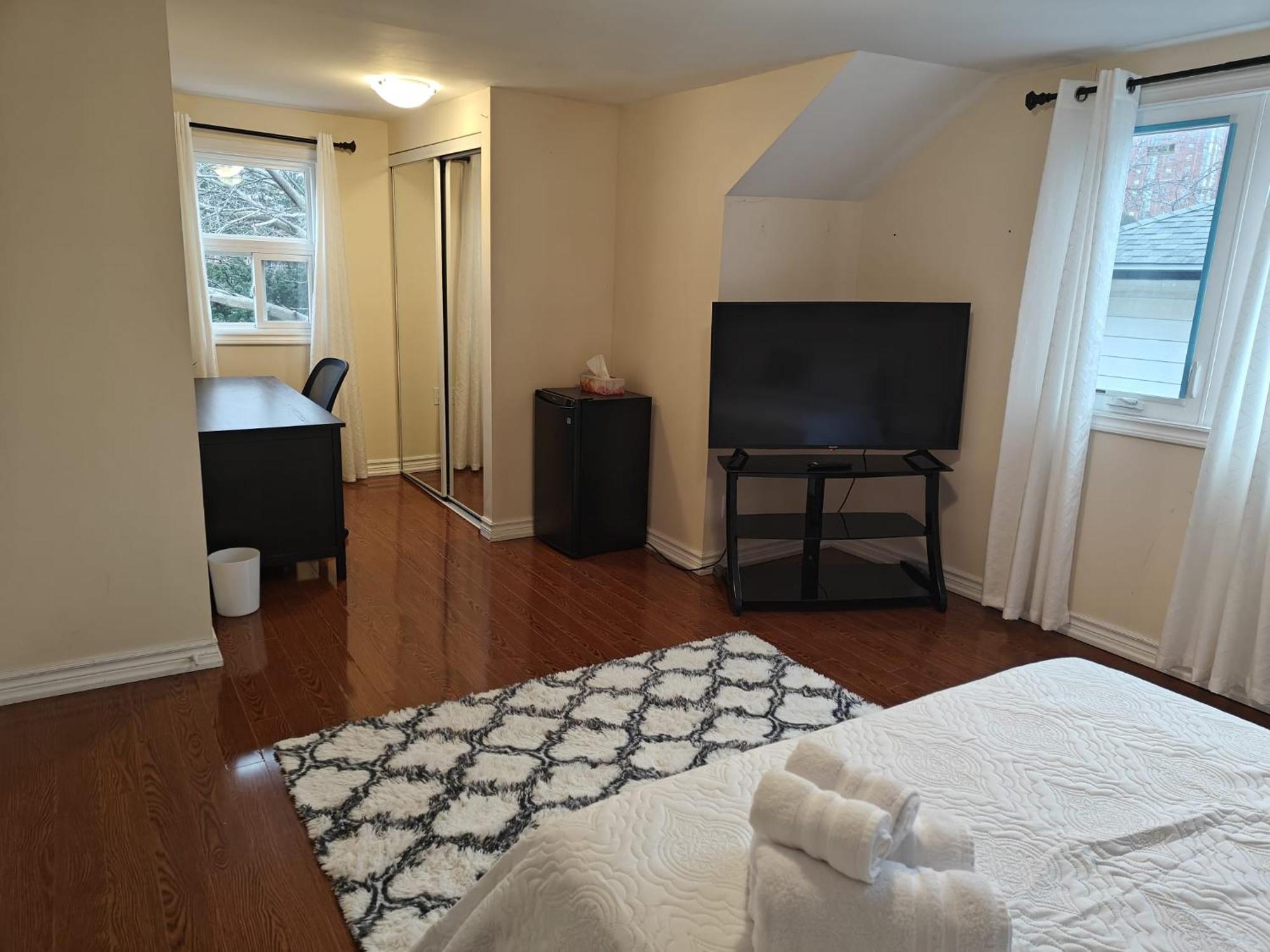 Spacious Mbr Near Kennedy Subway & Go Торонто Экстерьер фото