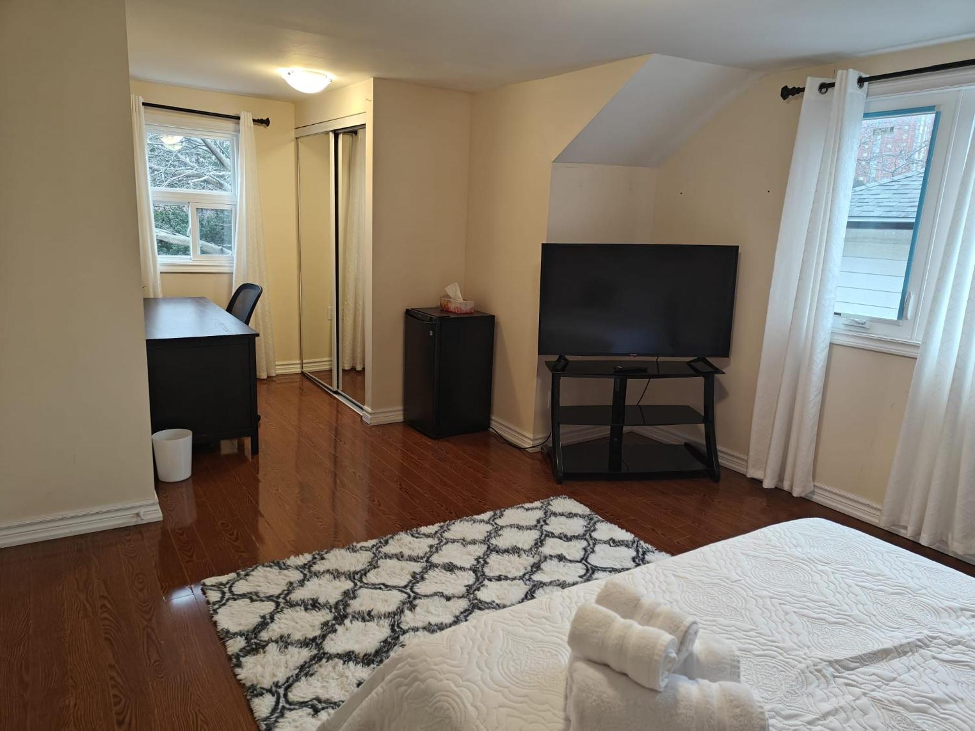 Spacious Mbr Near Kennedy Subway & Go Торонто Экстерьер фото