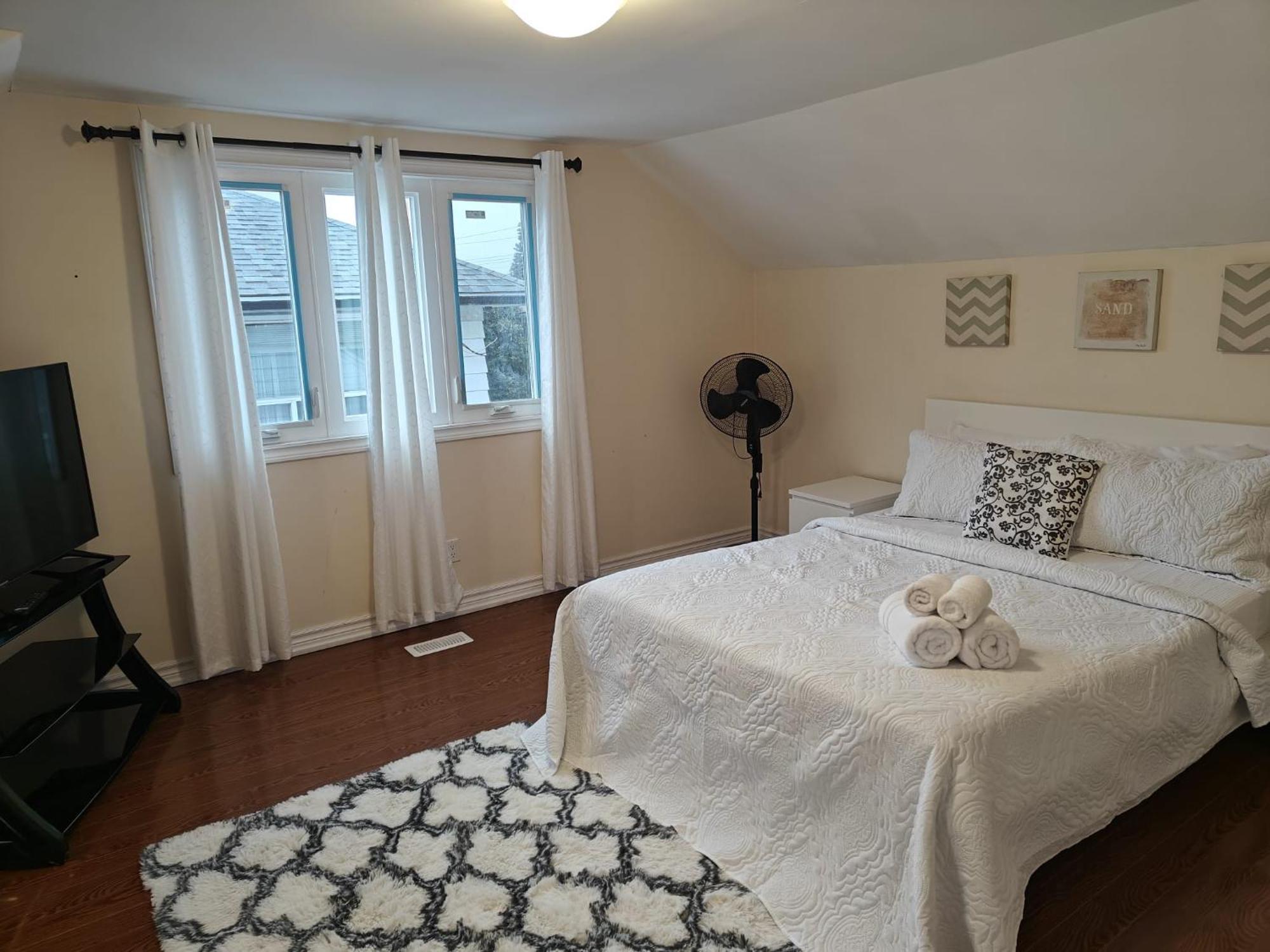 Spacious Mbr Near Kennedy Subway & Go Торонто Экстерьер фото