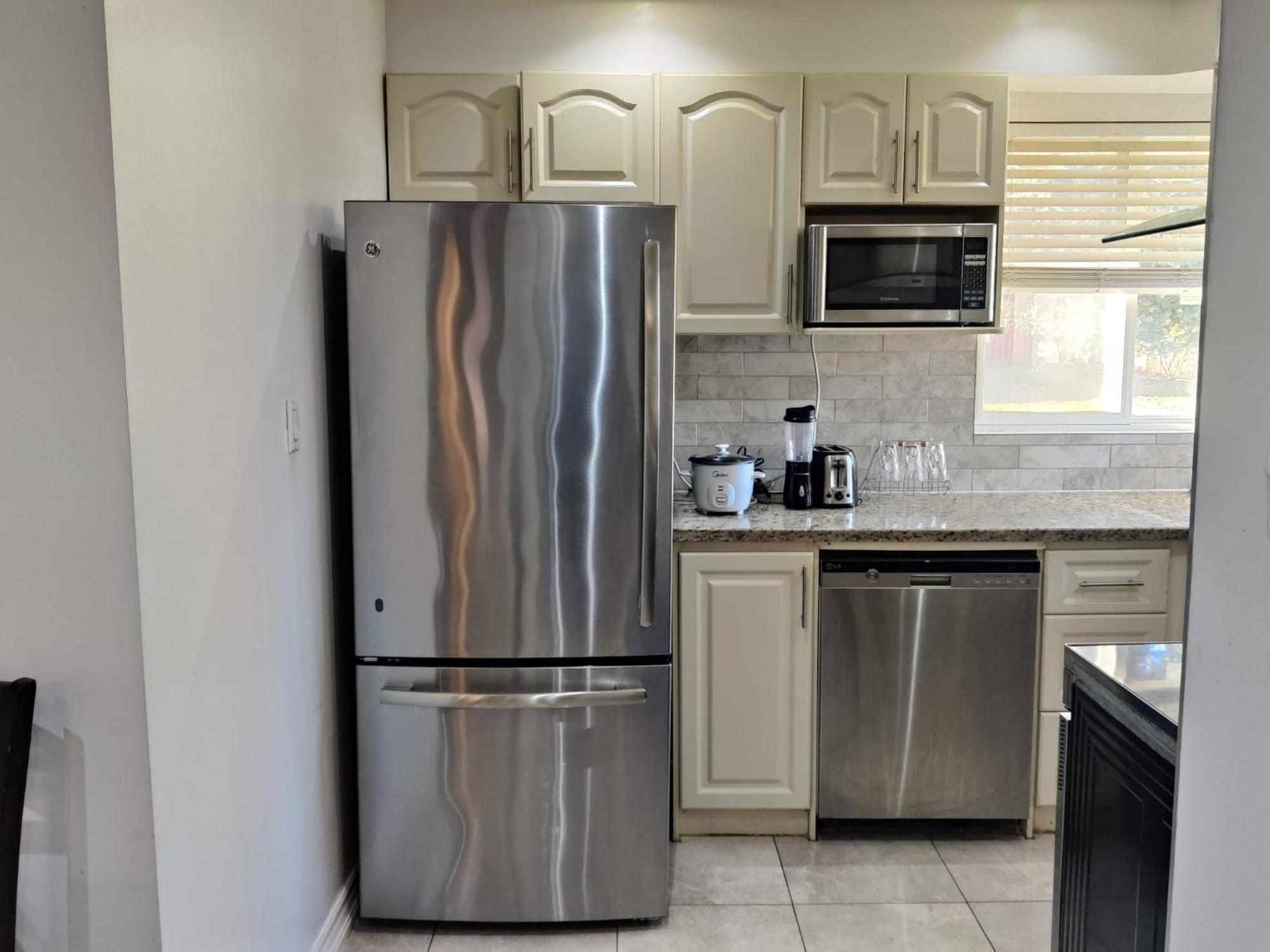 Spacious Mbr Near Kennedy Subway & Go Торонто Экстерьер фото