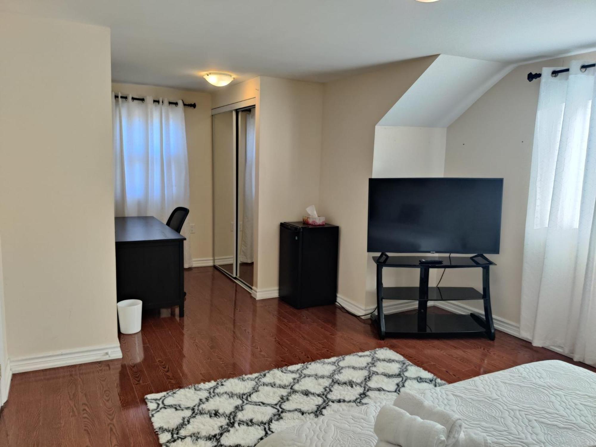 Spacious Mbr Near Kennedy Subway & Go Торонто Экстерьер фото