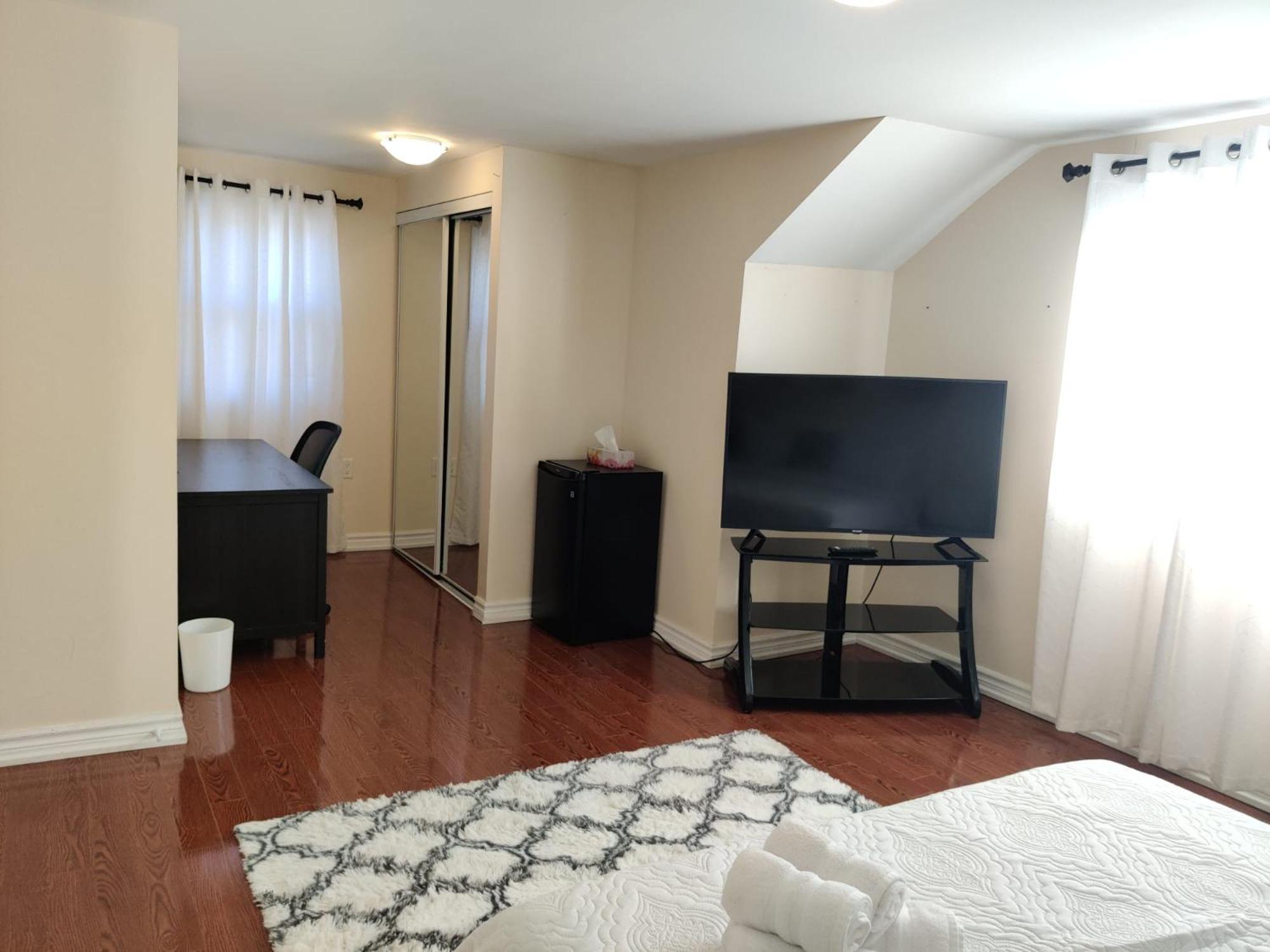 Spacious Mbr Near Kennedy Subway & Go Торонто Экстерьер фото